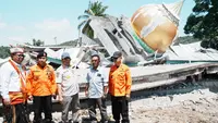 Mendagri Tito Karnavian melihat langsung salah satu masjid yang roboh di Desa Satar Kampas, Kecamatan Lamba Leda Utara, Kabupaten Manggarai Timur, NTT, Senin, 17 Agustus 2026.