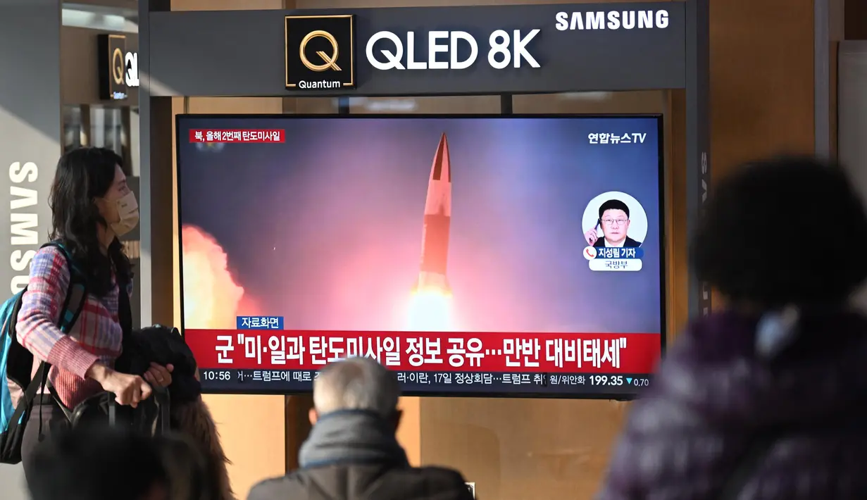 Orang-orang menonton layar televisi yang menayangkan siaran berita dengan file rekaman uji coba rudal Korea Utara, di sebuah stasiun kereta api di Seoul pada tanggal 14 Januari 2025. (JUNG YEON-JE/AFP)