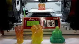 Sebuah Printer 3D yang mampu mencetk sebuah benda dengan hasil 3D di Consumer Electronics Show, Las Vegas. (4/1). Alat ini kabarnya akan dijual dengan harga $499. (REUTERS / Rick Wilking)