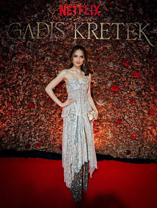 Gaya elegan Cinta Laura yang mengenakan kebaya strapless dress trendy. Gayanya tetap etnik dengan unsur kain batik. [@claurakiehl]