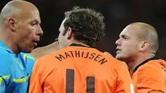 Wasit Howard Webb (kiri) adu argumen dengan bek Belanda Joris Mathijsen (tengah) dan gelandang Wesley Sneijder di laga final PD 2010 yang digelar di Soccer City Stadium, Johannesburg, 11 Juli 2010. AFP PHOTO / PEDRO UGARTE 