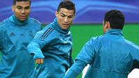 Striker Real Madrid, Cristiano Ronaldo, mengontrol bola saat sesi latihan jelang laga Liga Champions di Dortmund, Senin (25/9/2017). Real Madrid akan berhadapan dengan Borussia Dortmund. (AFP/Patrik Stollarz)