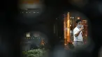 Seorang pria yang mengenakan masker untuk membantu mencegah penyebaran virus corona berjalan melalui pusat kota Tokyo, Kamis (10/9/2020). Ibu kota Jepang itu mengonfirmasi lebih dari 270 kasus virus corona pada Kamis. (AP Photo / Eugene Hoshiko)