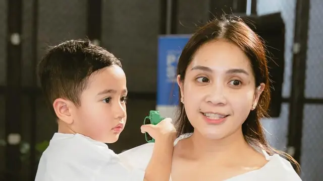 Pesta Ulang Tahun Rayyanza ke-4, Nagita tampil tanpa makeup. [@raffinagita1717]