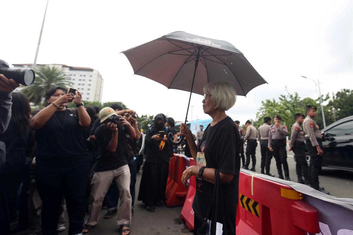 FOTO: Aksi Kamisan Tandai 19 Tahun Perjuangan Korban Pelanggaran HAM