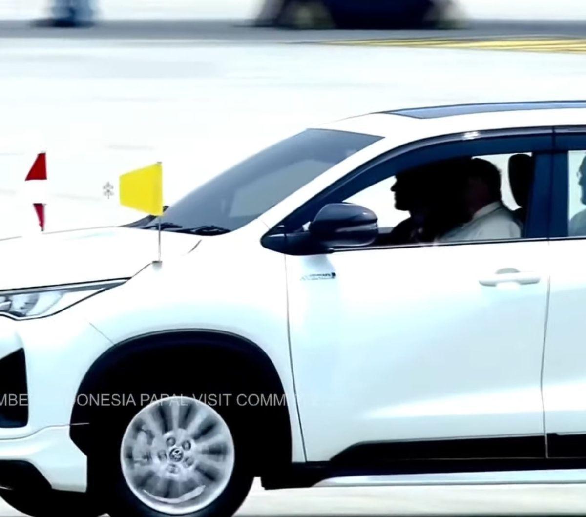 Pemimpin Gereja Katolik Dunia, Paus Fransiskus menaiki mobil Innova Zenix berpelat SCV 1 saat tiba di Bandara Soekarno-Hatta, Tangerang, pada Selasa (3/9/2024). Paus Fransiskus akhirnya tiba di Indonesia,&nbsp; negara pertama yang menjadi tujuannya dalam 