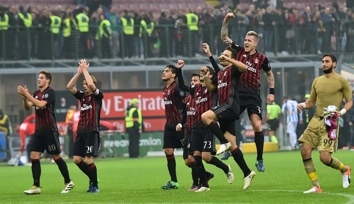 Para pemain AC Milan, merayakan kemenangan atas Pescara pda laga Serie A Italia di San Siro Stadium, Milan (30/10/2016). (AFP/Giuseppe Cacace)