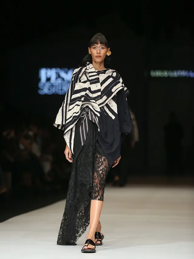 Parade apik tenun dan lurik di panggung JFW 2019