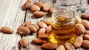 Sweet Almond Oil dikemas dengan vitamin E dan asam lemak yang sangat melembapkan, sehingga cocok untuk kulit kering. Foto: Shutterstock.
