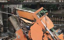 FOTO: Kondisi Pos Pantau Pintu Air Palmerah Ambruk ke Sungai