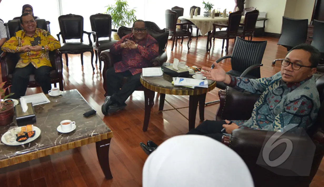 Ketua MPR RI Zulkifli Hasan (kanan) saat menerima kunjungan Ikatan Cendekiawan Muslim Indonesia (ICMI), Jakarta, Selasa (3/2/2015). (Liputan6.com/Andrian M Tunay) 