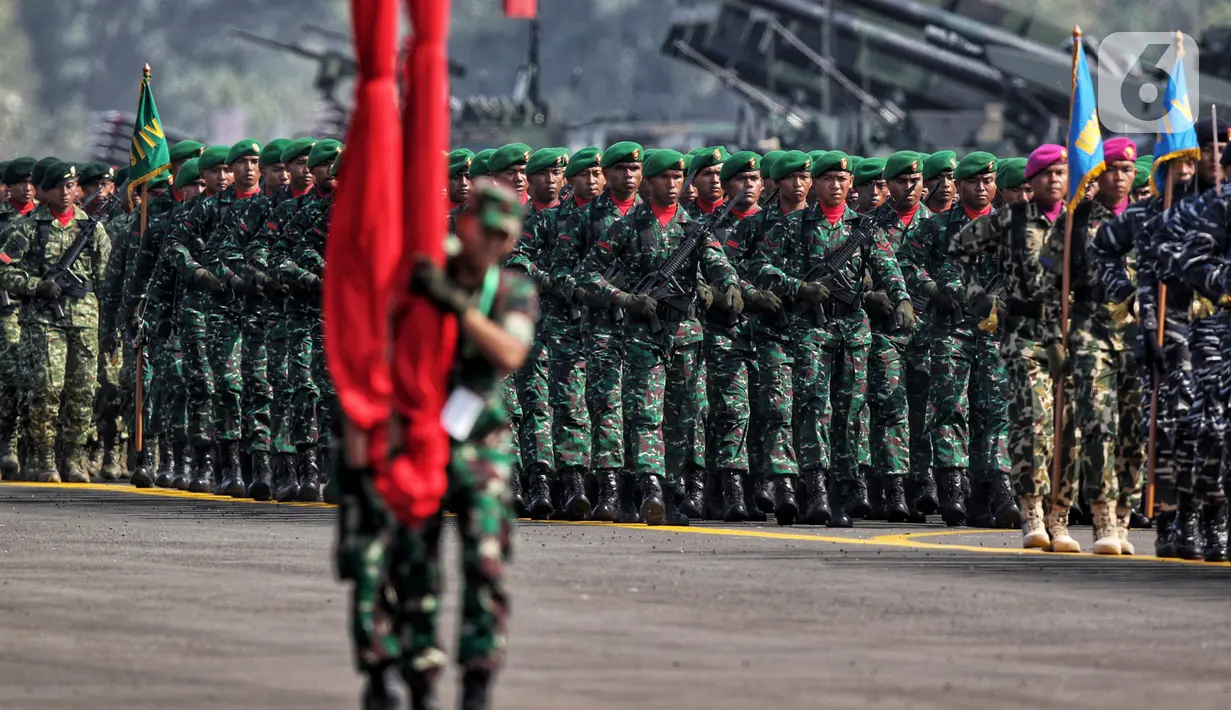 Prajurit saat mengikuti parade upacara peringatan HUT ke-74 TNI di Taxy Way Echo Lanud Halim Perdanakusuma, Jakarta Timur, Sabtu (5/10/2019). Parade upacara peringatan HUT ke-74 TNI dipimpin oleh Presiden Joko Widodo atau Jokowi. (Liputan6.com/JohanTallo)