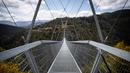 Pemandangan Jembatan 516 Arouca di Arouca, Portugal (29/4/2021). Jembatan 516 Arouca merupakan jembatan gantung terpanjang di dunia yang membentang sejauh 516 meter di ketinggian 175 meter. (AFP/Carlos Costa)