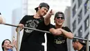 Pemain Los Angeles Dodgers, Shohei Ohtani (kiri) dan Yoshinobu Yamamoto berbincang saat parade kemenangan 2025 World Series Championship di Los Angeles, California, Senin (03/11/2025) waktu setempat. (AP Photo/Jae C. Hong)