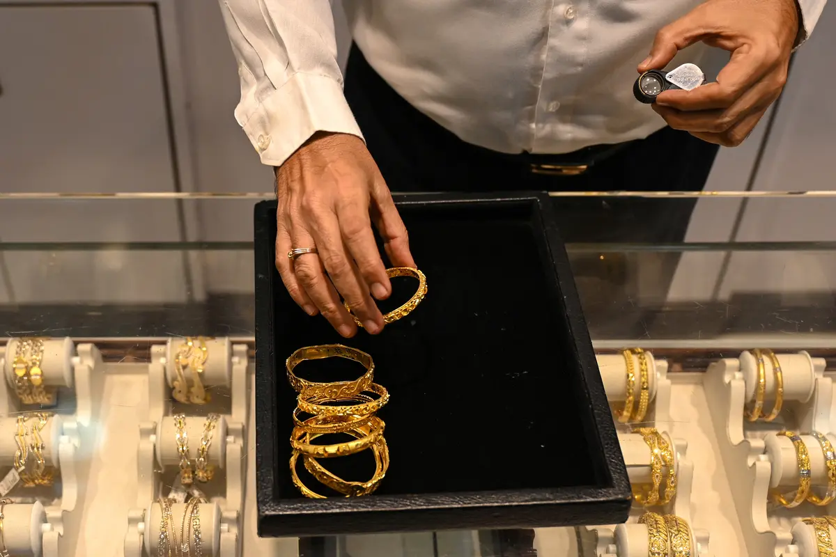 Orang India menjual emas untuk bertahan hidup dari krisis uang tunai Covid