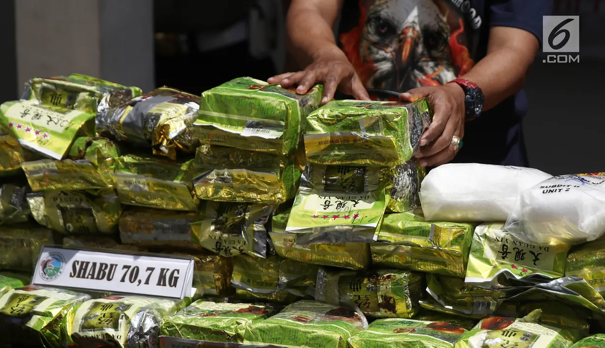 Barang bukti shabu 70,7 kg diperlihatkan saat rilis di Polda Metro Jaya, Jakarta, Rabu (19/12). Petugas juga berhasil mengamankan 7 orang pelaku yang merupakan jaringan internasional. (Liputan6.com/Herman Zakharia)