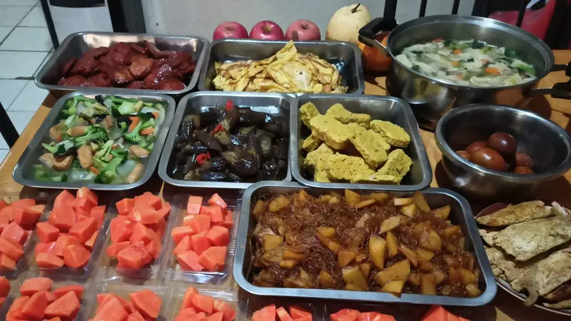 Bagi-bagi Makanan Gratis kepada Penderita Covid-19