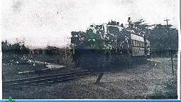 Penumpang kereta api Banjar-Cijulang sampai rela bergelantungan di lokomotif saat musim liburan sekolah tahun 1979. (Source: Facebook/Perpustakaan Nasional)
