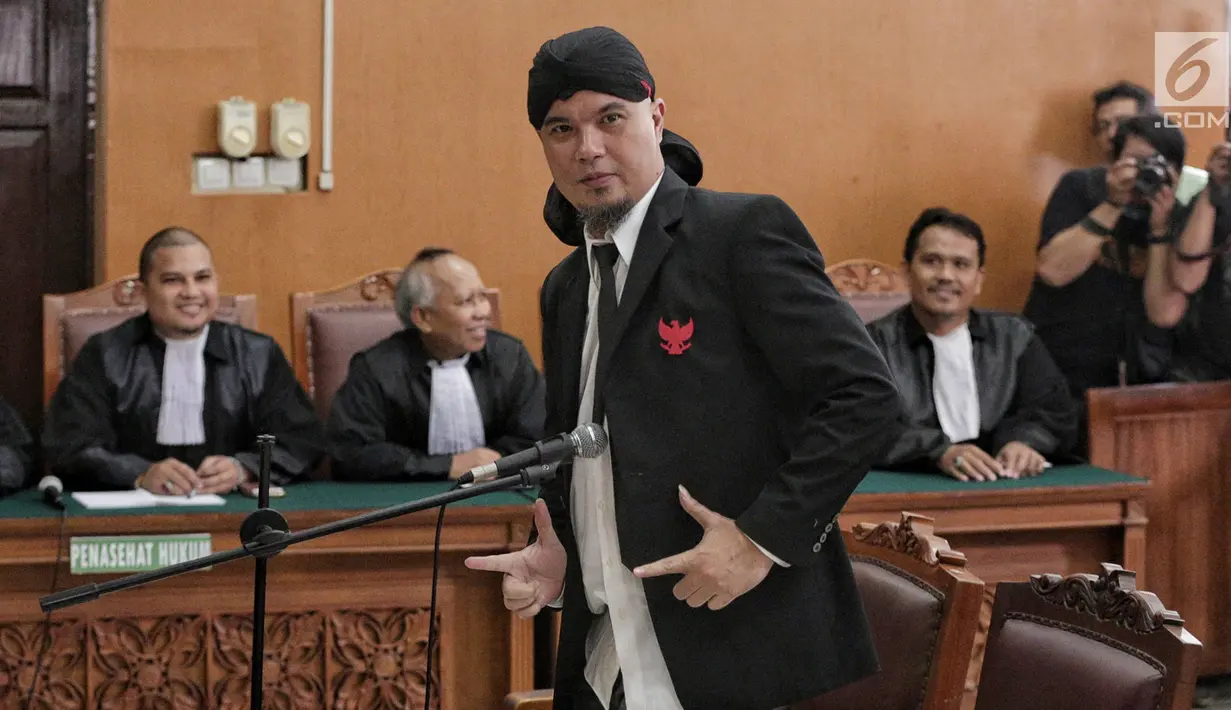 Terdakwa Ahmad Dhani memberi salam kepada wartawan usai menjalani sidang lanjutan atas kasus ujaran kebencian di PN Jakarta Selatan, Senin (28/1). Hakim menuntut Ahmad Dhani dengan pidana penjara 1 tahun 6 bulan. (Liputan6.com/Faizal Fanani)