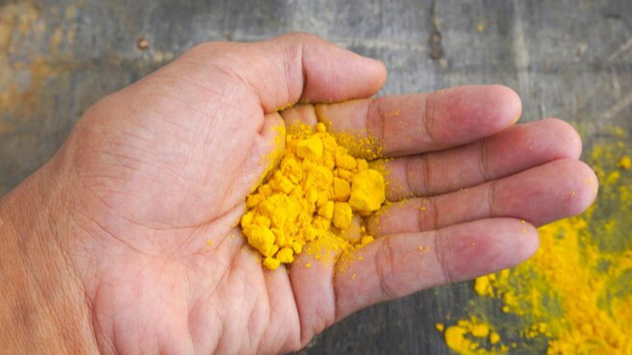 Tips Ampuh Bersihkan Noda Kunyit Membandel di Jari Menggunakan Minyak Kayu Putih