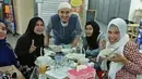 Banting setir jualan soto, Egi John mantan kekasih Marshanda kembali curi perhatian pada awal tahun 2022 lalu usai diundang jadi bintang tamu di salah satu kanal YouTube. Selain kini alih profesi, penampilan aktor dengan nama lengkap Egi John Foreisythe ini jadi sorotan karena kini memutuskan untuk berhijrah. Sejak namanya kembali ramai awal tahun 2022, kehidupan terkininya ramai dikulik publik. (Liputan6.com/Instagram/@yosi_edrina)