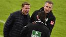Pelatih Werder Bremen, Florian Kohfeldt (kiri), berdebat dengan ofisial pertandingan dalam laga lanjutan Liga Jerman pekan ke-8 melawan Bayern Munich di Allianz Arena, Sabtu (21/11/2020). Bremen mampu menahan imbang Bayern 1-1 (AFP/Lukas Barth/Pool)