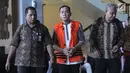 Hakim PN Balikpapan nonaktif Kayat (tengah) usai menjalani pemeriksaan di Gedung KPK, Jakarta, Jumat (30/8/2019). Kayat diperiksa sebagai tersangka untuk melengkapi berkas terkait dugaan suap memengaruhi vonis bebas Sudarman yang menjadi terdakwa dalam kasus pemalsuan surat. (merdeka.com/DwiNarwoko)