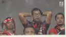Ekspresi kesedihan suporter saat menyaksikan laga Timnas Indonesia U-19 melawan Jepang U-19 pada perempat final Piala AFC U-19 2018 di Stadion GBK, Jakarta, Minggu (28/10). Indonesia kalah 0-2. (Liputan6.com/Helmi Fithriansyah)