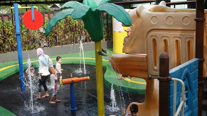 Anak Bermain di Luar Rumah