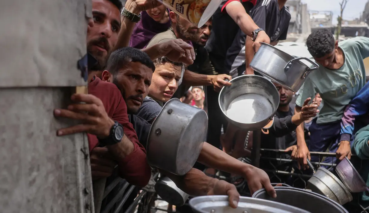 Juru bicara PBB, Stephane Dujarric mengatakan pada Selasa (13/5/2025), adanya penurunan drastis bantuan makanan di Gaza, sementara layanan kesehatan dan pasokan bahan bakar hampir lumpuh di tengah blokade Israel yang terus berlangsung. (BASHAR TALEB/AFP)