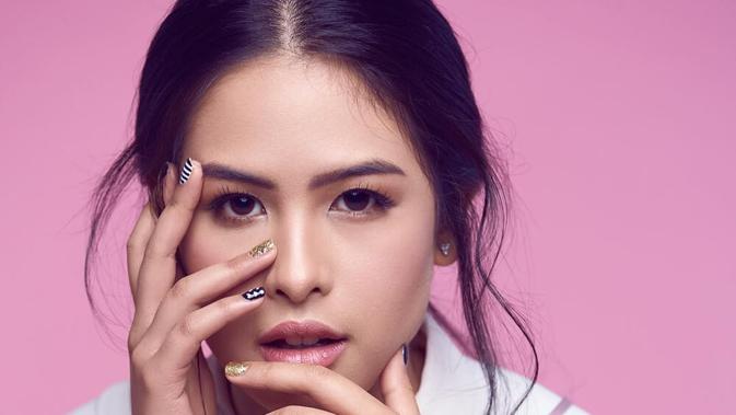 Inspirasi Gaya Casual dan Simple Busana Kampus ala Maudy 