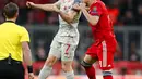 Duel udara gelandang Liverpool, James Milner dan pemain Bayern Munchen, Javi Martinez pada pertandingan leg kedua babak 16 besar Liga Champions di Allianz Arena, Rabu (13/3). Liverpool menundukkan tuan rumah Bayern Munchen 3-1. (AP/Matthias Schrader)