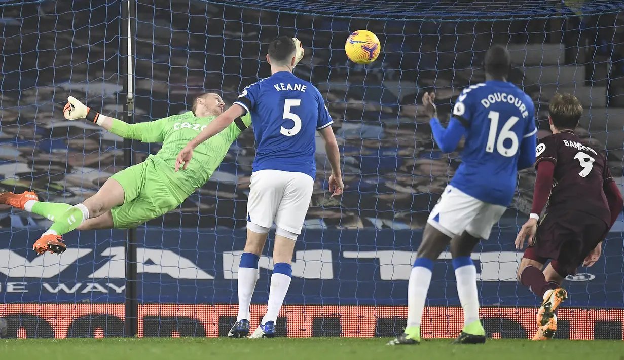 Kiper Everton, Jordan Pickford (kiri), melakukan penyelamatan dalam laga lanjutan Liga Inggris 2020/21 melawan Everton di Goodison Park Stadium, Sabtu (28/11/2020) waktu setempat. Everton kalah 0-1 dari Leeds United. (AFP/Peter Powell/Pool)