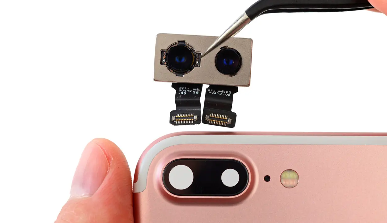 Kamera iPhone 7 Plus diperlihatkan saat sesi bedah oleh iFixit's di Jepang, (15/9). Kamera ini dilengkapi fitur phase detection autofocus, 2x optical zoom, quad-LED (dual tone) flash, dan 4K video, sementara kamera depan 7 MP. (Courtesy iFixit/REUTERS)