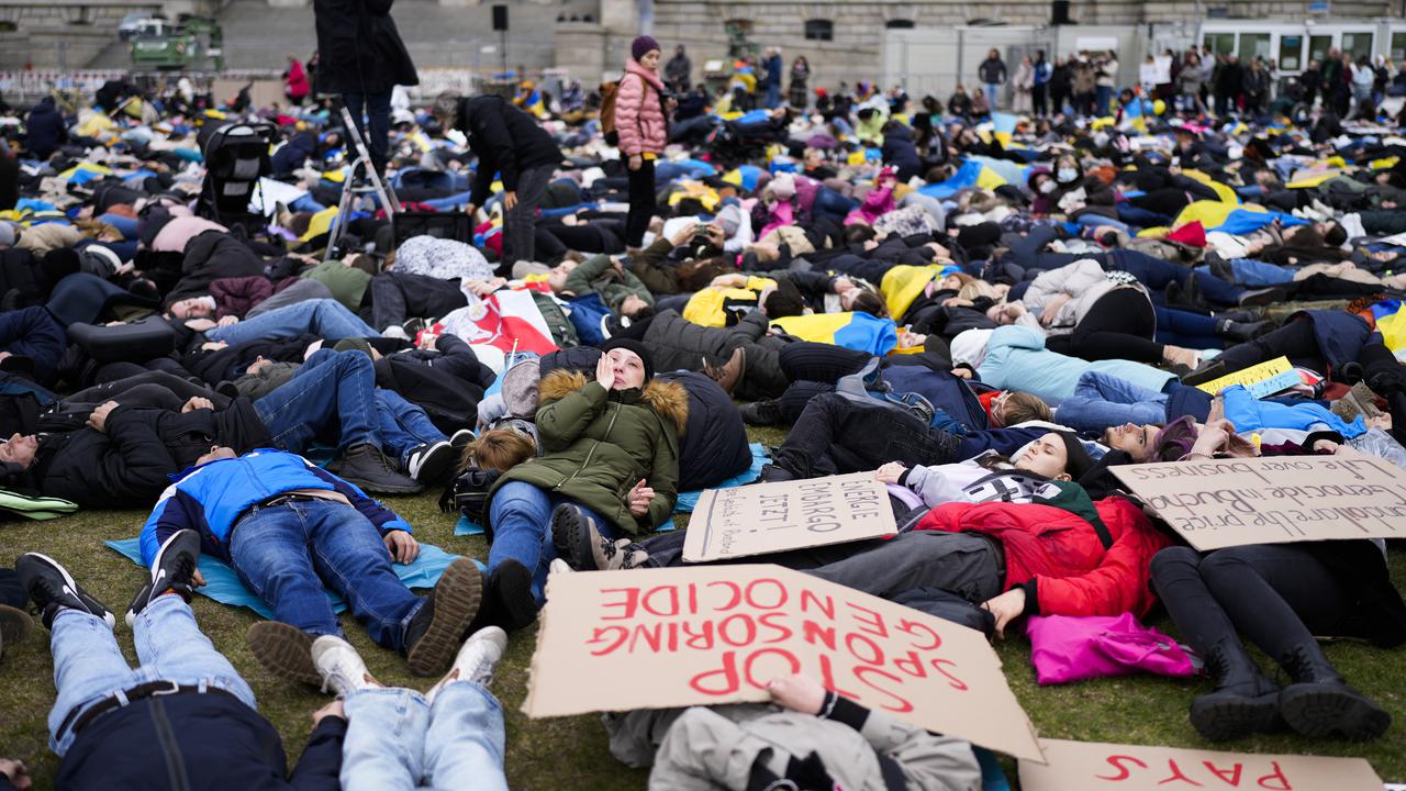 Ribuan Orang Berbaring di Berlin Tuntut Larangan Minyak dan Gas Rusia