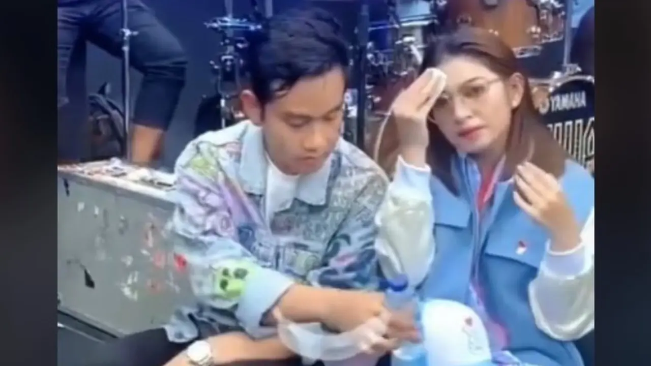 Gibran Rakabuming Beri Botol Minuman untuk Selvi Ananda di Kampanye Akbar Sukses Bikin Warganet Baper