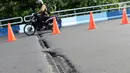 Pengendara melintasi salah satu ruas jalan layang yang retak di kawasan Kemayoran, Jakarta, Kamis (3/1). Akibat retakan ini, para pengendara harus lebih berhati-hati saat melintas. (Liputan6.com/Helmi Fithriansyah)