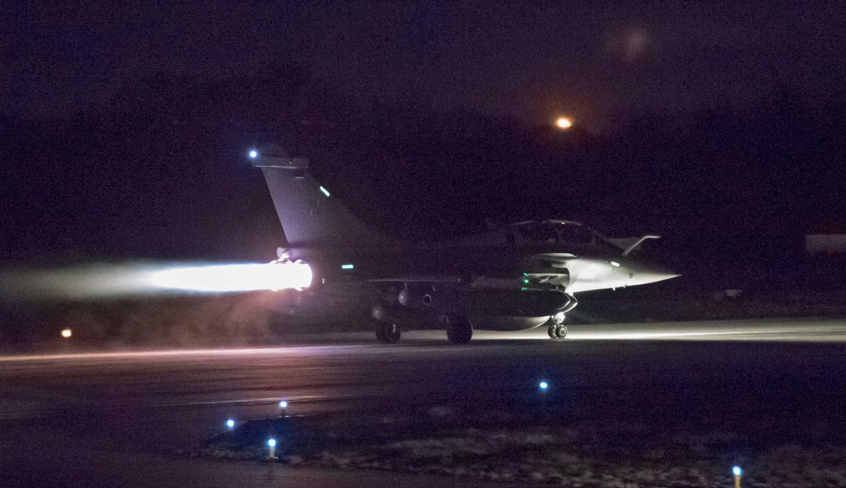 Jet tempur Dassault Rafale milik Prancis bersiap untuk lepas landas di Pangkalan Udara Saint-Dizier, Jumat (13/4). Pesawat diluncurkan ke Suriah sesaat setelah Presiden Emmanuel Macron mengumumkan Prancis bergabung dengan Amerika dan Inggris (ECPAD / AFP)
