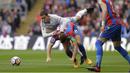 Gelandang Chelsea, Eden Hazard, berebut bola dengan gelandang Crystal Palace, James McArthur, pada laga Premier League di Stadion Selhurst Park, Sabtu (14/10/2017). Crystal Palace menang 2-1 atas Chelsea. (AP/Alastair Grant)