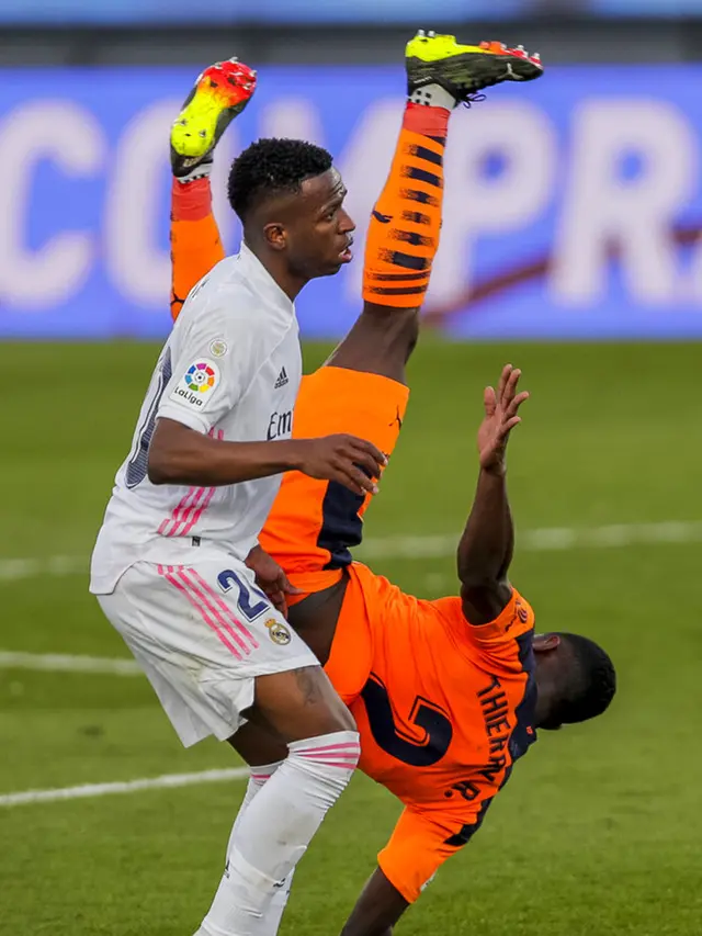 FOTO: Real Madrid Geser Barcelona Usai Taklukkan Valencia