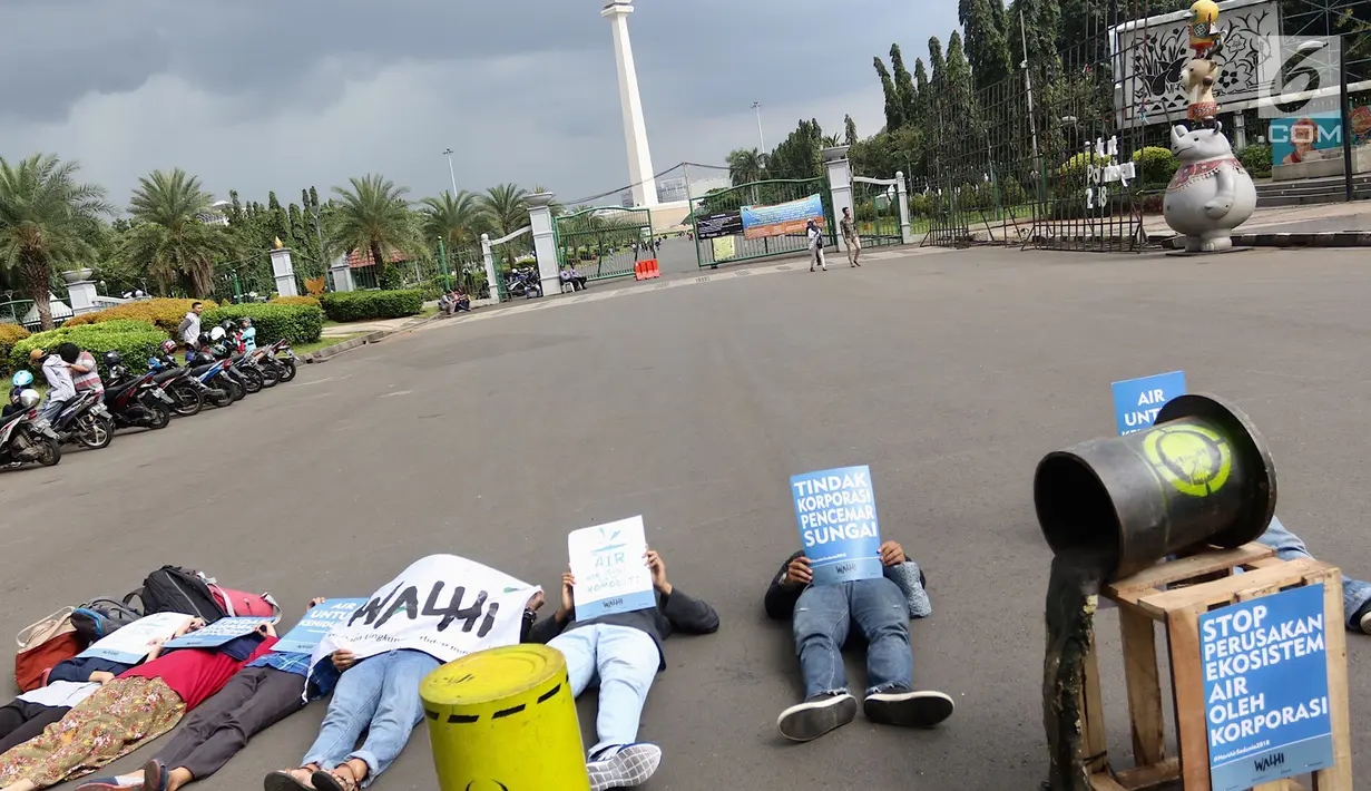 Aktivis Wahana Lingkungan Hidup (Walhi) menggelar aksi terkait Hari Air Sedunia di depan Istana Negara, Jakarta, Kamis (22/3). Tema yang diusung tahun ini adalah Nature for Water. (Liputan6.com/Immanuel Antonius)