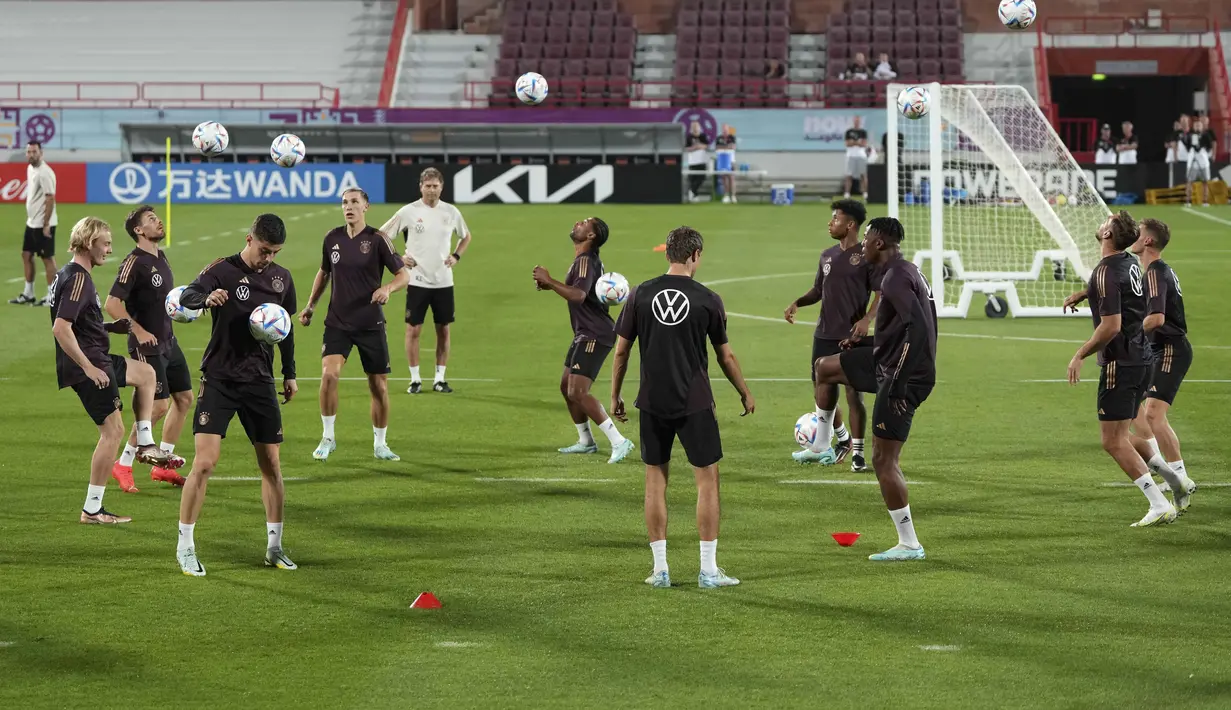 Para pemain Jerman melakukan pemanasan saat sesi latihan di stadion Al-Shamal di Al-Ruwais, Qatar, Selasa, 29 November 2022. Jerman berada dalam posisi terdesak di klasemen grup dengan koleksi hanya satu poin dari 2 pertandingan hasil kalah atas Jepang dan imbang melawan Spanyol. (AP Photo/Matthias Schrader)