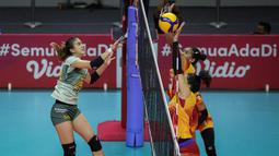 Pemain Bandung BJB Tandamata, Shella Bernadetha Onan (kiri) melakukan spike saat laga lanjutan Proliga 2022 melawan Jakarta Elektrik PLN di Padepokan Voli Jenderal Polisi Kunarto, Sentul, Jumat (21/01/2022). (Bola.com/Bagaskara Lazuardi)