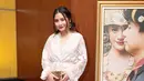 Demi hadir di hari bahagia sahabatnya tersebut, Prilly pun rela membatalkan urusan pribadinya. Diakuinya, momen bahagia ini sudah sejak lama ia nantikan, terlebih sejak keduanya melakukan sesi foto prewedding. (Nurwahyunan/Bintang.com)