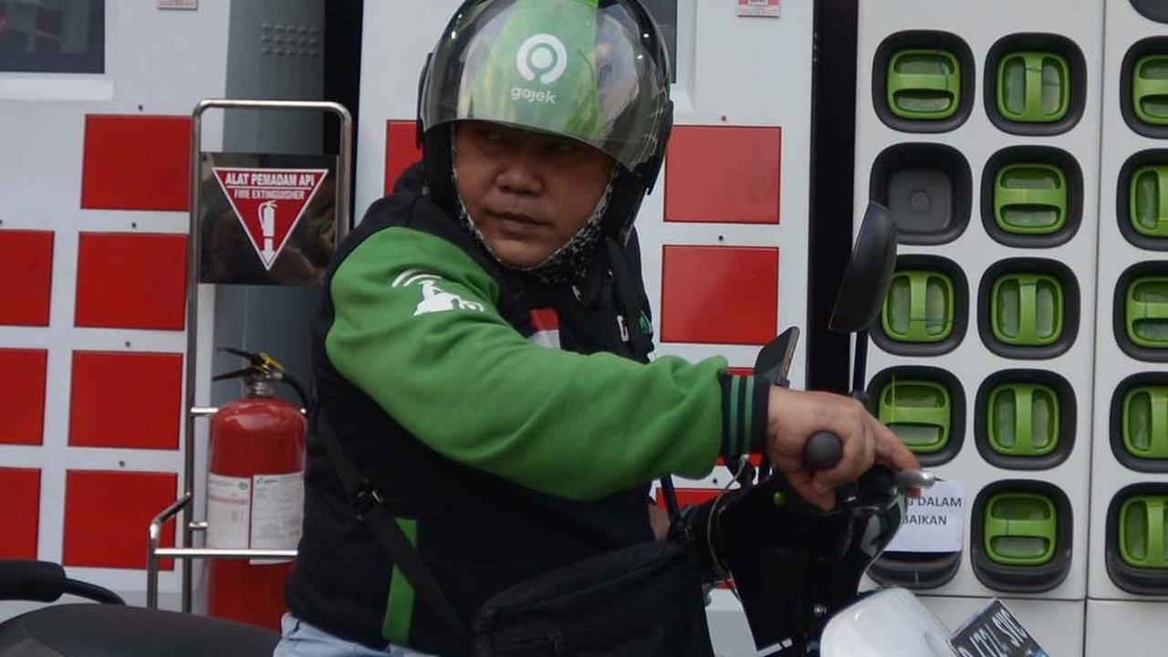 Pangkas Konsumsi BBM, Danamon Sediakan Puluhan Sepeda Motor Listrik untuk Disewa Karyawan