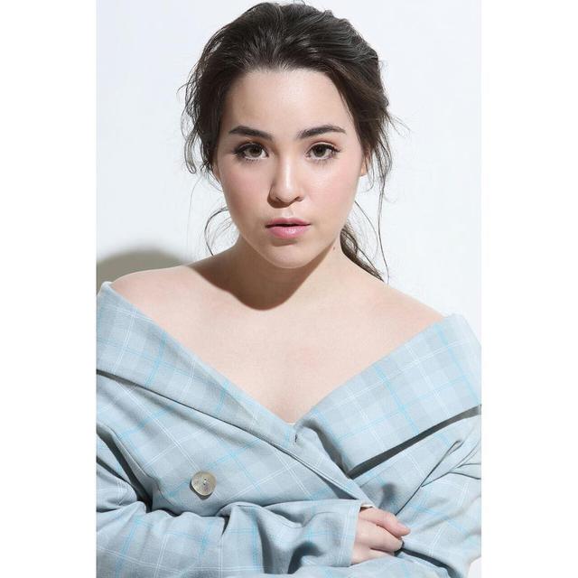 6 Pesona Jennifer Avery, Adik Stefan William yang Jarang Terekspos