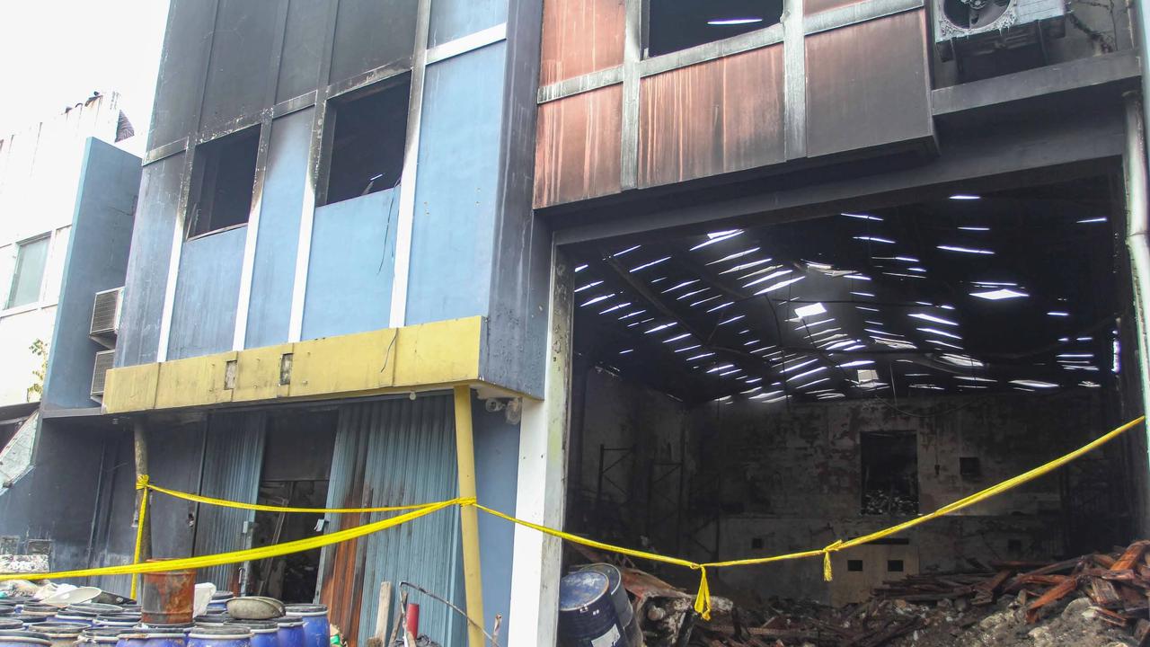FOTO: KLH Segel Gudang Pestisida di Tangerang Selatan Terkait Pencemaran Sungai Cisadane