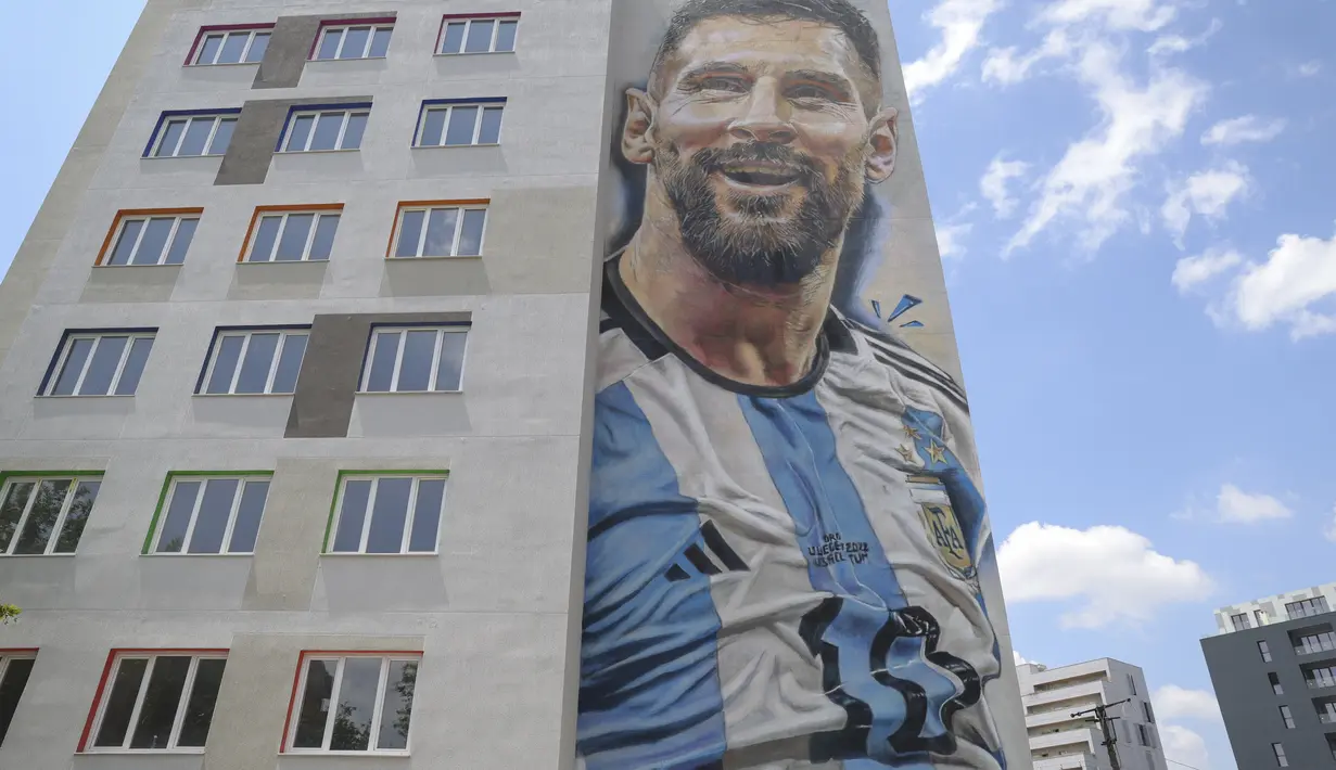 Pelukis asal Argentina, Maximiliano Bagnasco, ikut ambil bagian dalam Tirana MuralFest 2023 dan memutuskan untuk memilih pemain sepak bola yang menjadi idolanya. (AP Photo/Llazar Semini)