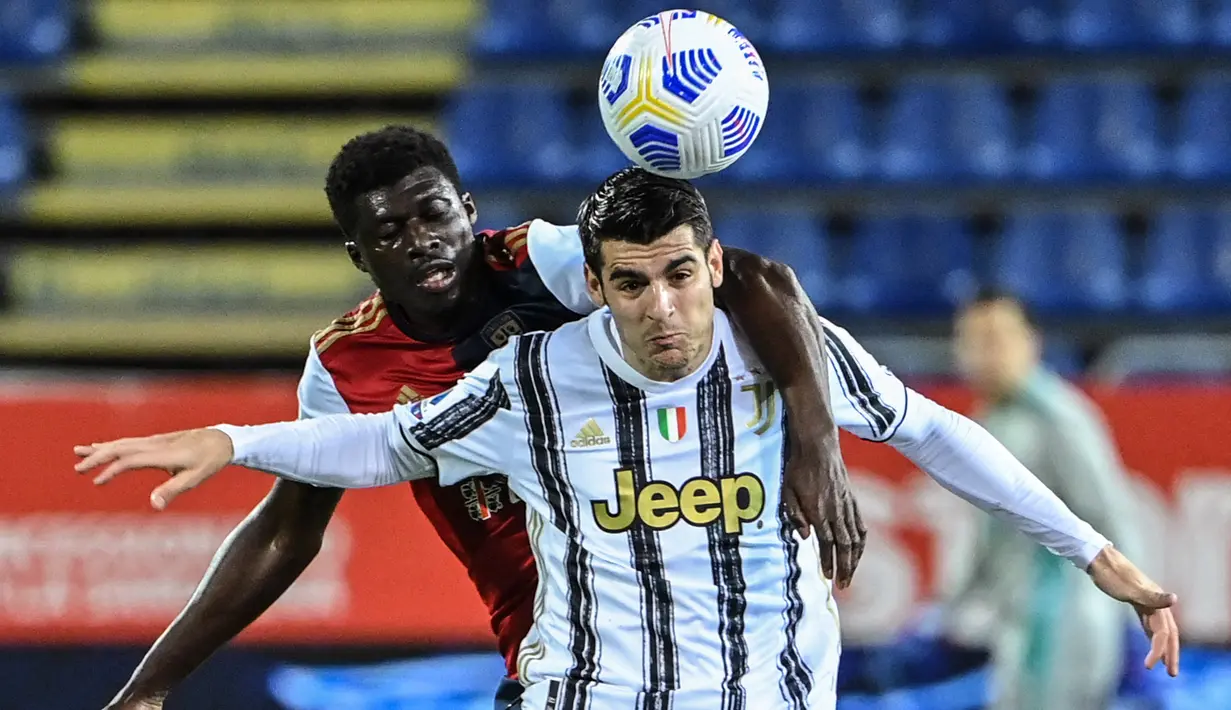 Striker Juventus, Alvaro Morata, duel udara dengan pemain Cagliari, Alfred Duncan, pada laga Liga Italia di Sardegna Arena, Minggu (14/3/2021). Juventus menang dengan skor 3-1. (AFP/Albert0 Pizzoli)