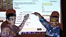 Komisioner KPU Hadar Nafis Gumay (kiri) bersama Arief Budiman saat mengumumkan total jumlah Daftar Pemilih Tetap (DPT) sementara dalam penyelenggaraan Pemilukada 2015 di Kantor KPU, Jakarta, Selasa (13/10). (Liputan6.com/Immanuel Antonius)